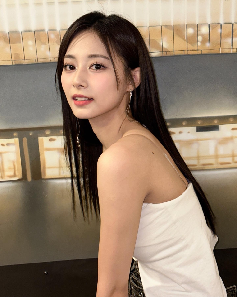 南韓以Twice成員出道的周子瑜曾於2019年拿下百大美女第1名