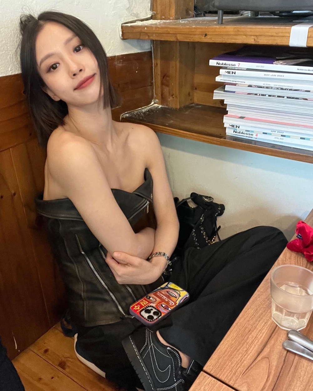 高旻示相當熱愛一身黑的穿搭,尤其是在單品中添加皮革元素