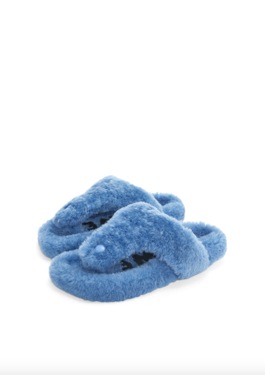 夾腳拖設計的LOEWE毛毛拖鞋穿脫相當方便