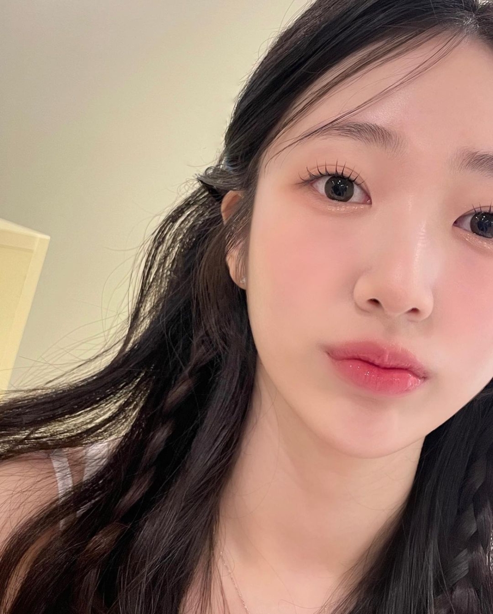 晶瑩的「冰糖葫蘆唇妝」，令人想一吻下去。