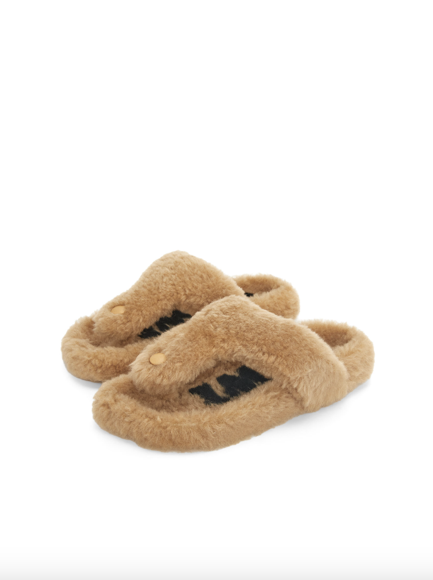 毛毛拖鞋推薦5：LOEWE Ease toe post sandal in shearling羊毛夾腳涼鞋