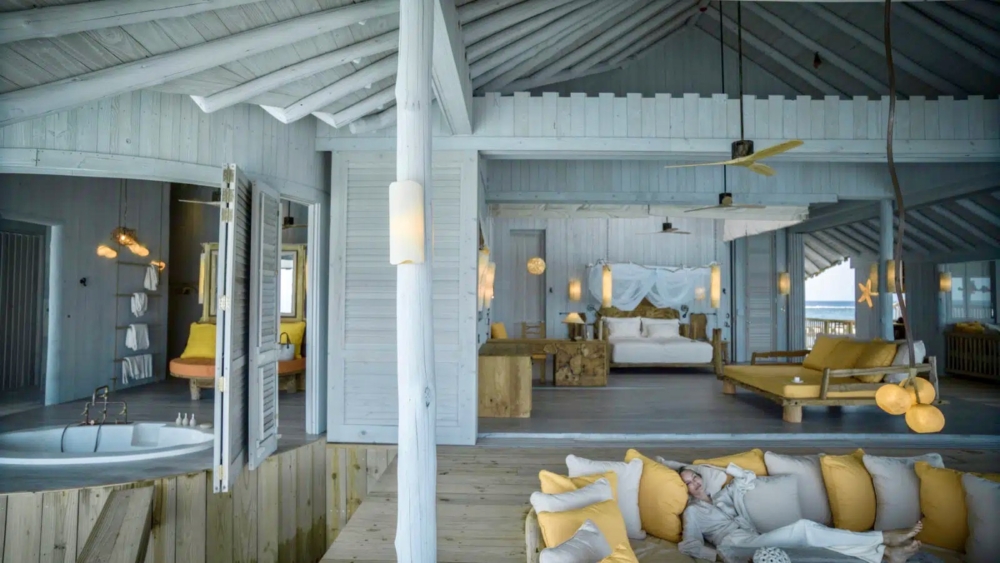 周圍有充足的空間供休息、用餐和欣賞一覽無餘的海景