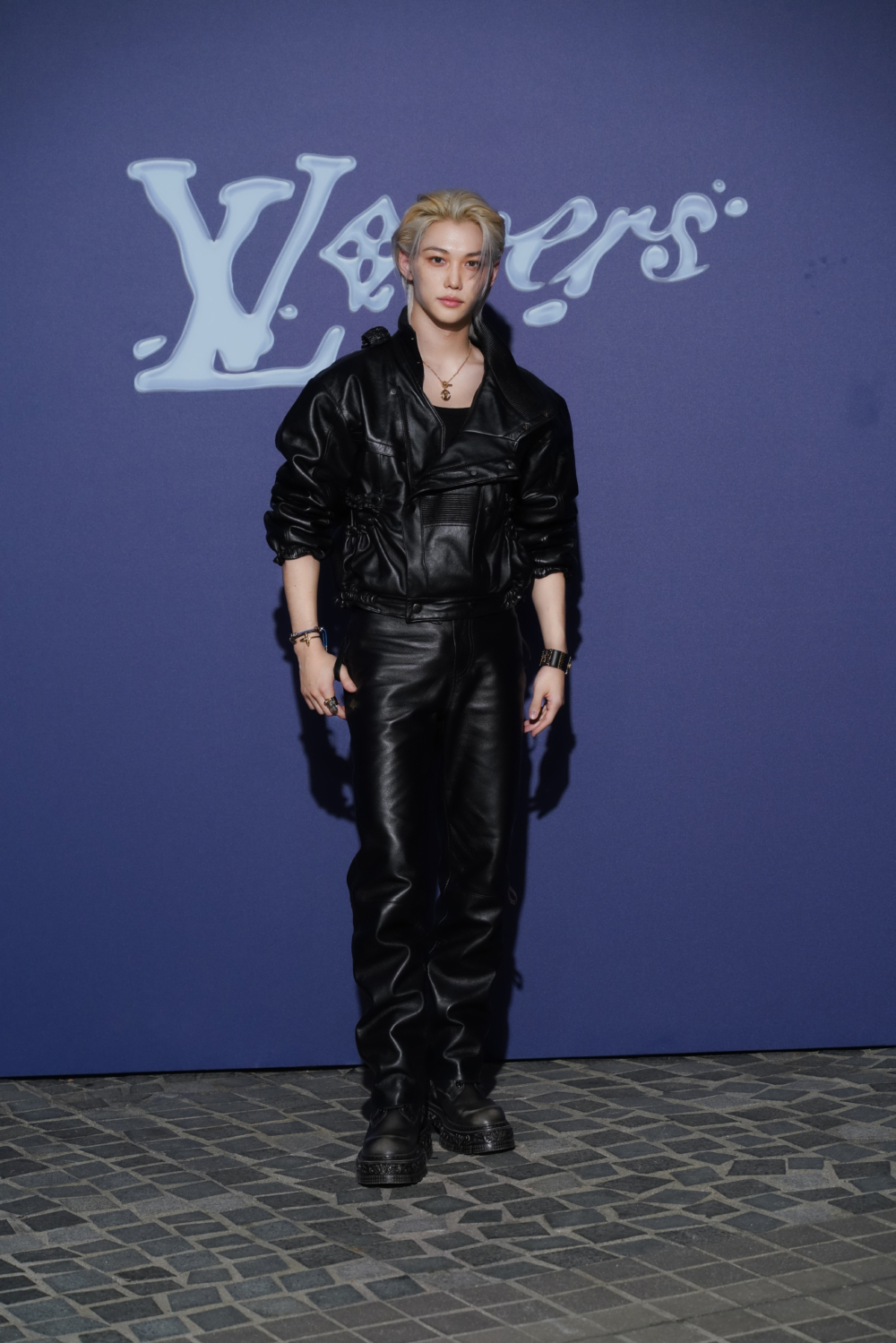 Stray Kids成員Felix一頭金髮搭配帥氣的黑色皮衣造型