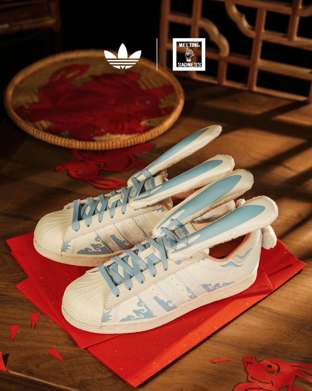 一藍、一白的顏色，正好適合情侶一人一雙