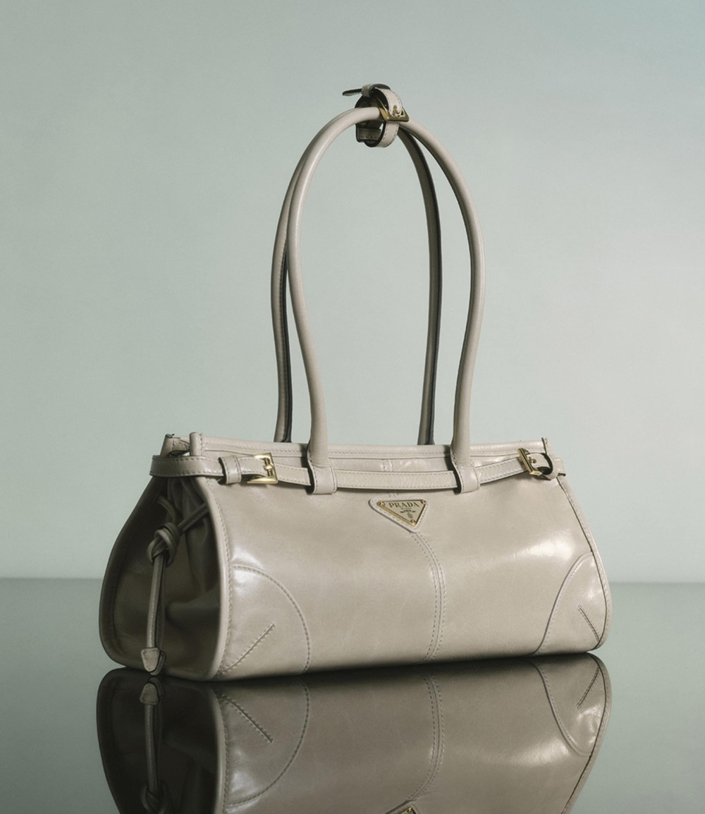 近期上架新款「Prada Soft Lux 」皮革手袋