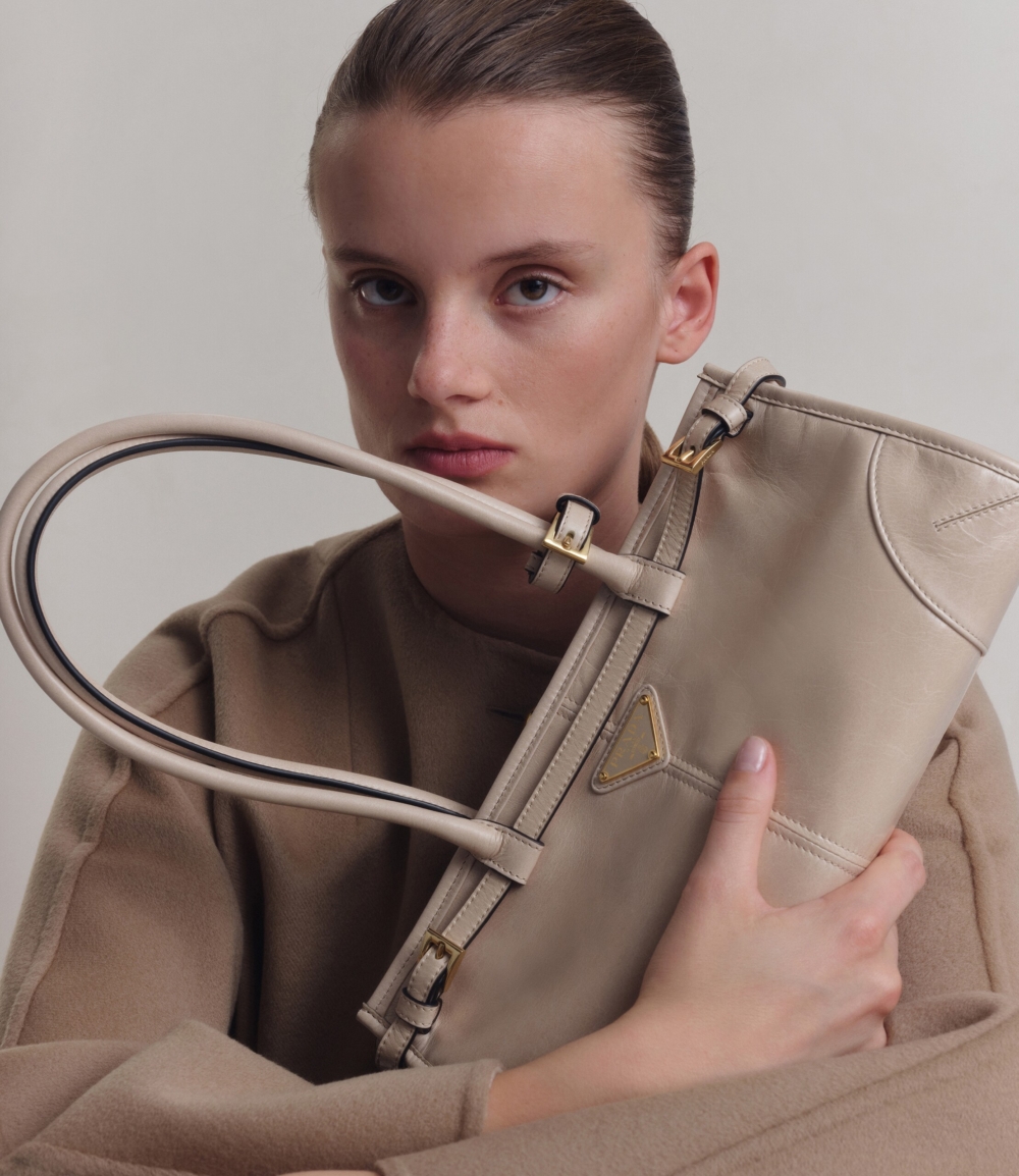 近期上架新款「Prada Soft Lux 」皮革手袋