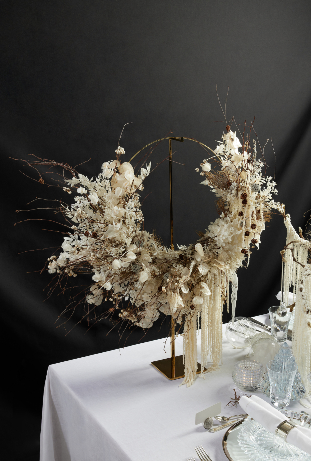 以白色為配色的唯美花圈造型。