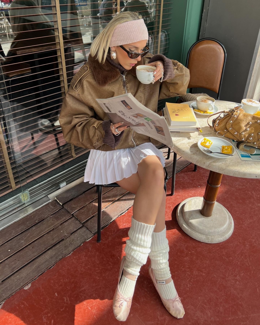 上身穿上柔和色調造型模仿芭蕾舞者的穿搭，像是粉紅色、白色、奶油色