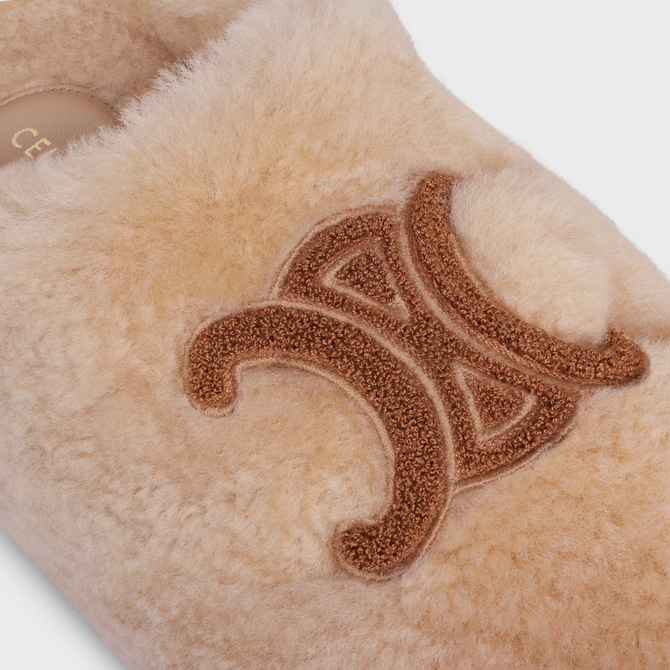 在正面裝飾也有品牌標誌