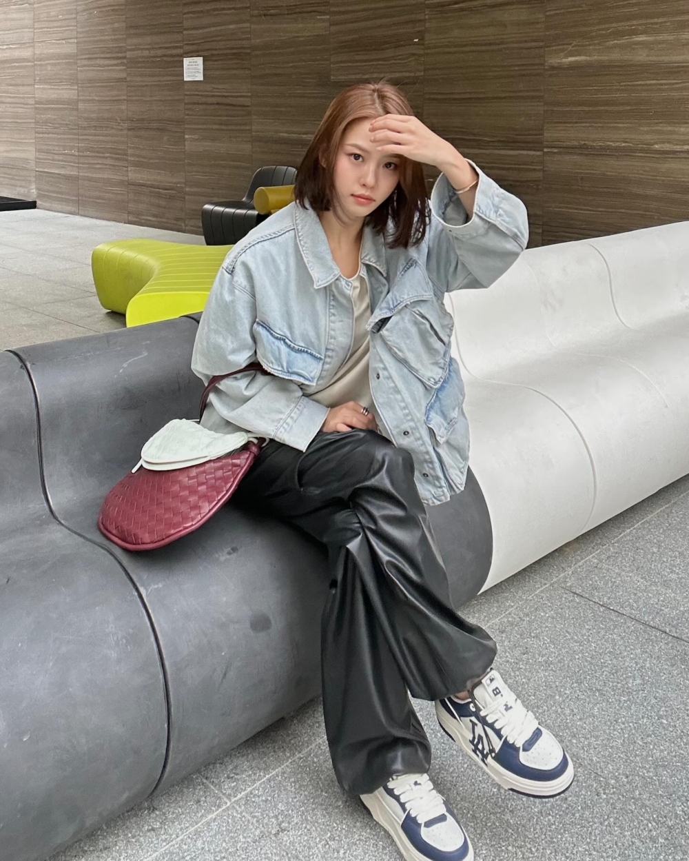 整個人看起來俐落又帥氣