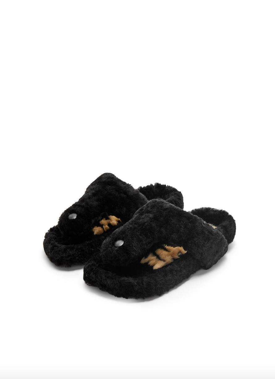 配有手工製作的 LOEWE 羊毛皮嵌花鞋墊