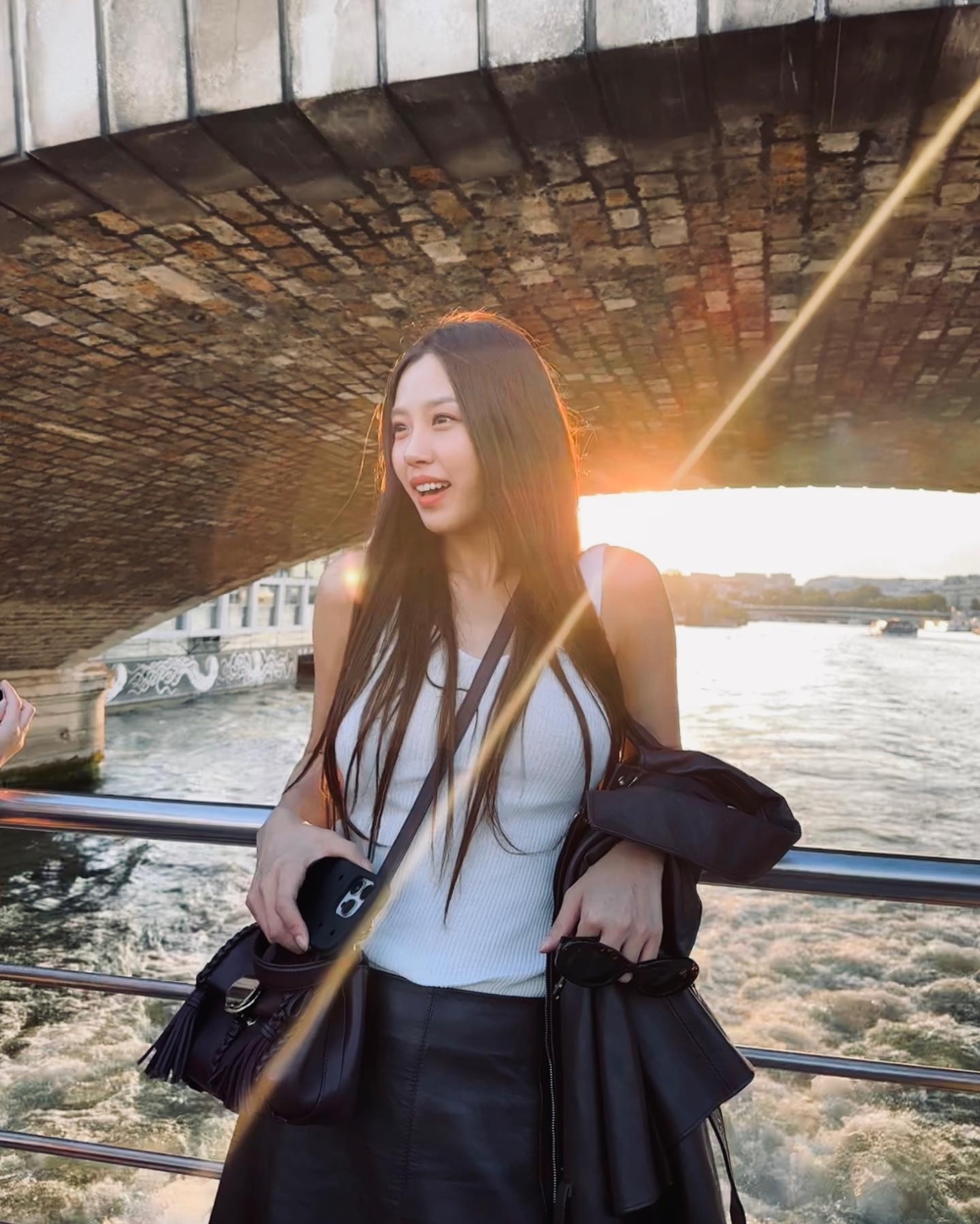 上衣合身的剪裁巧妙地展露了小性感