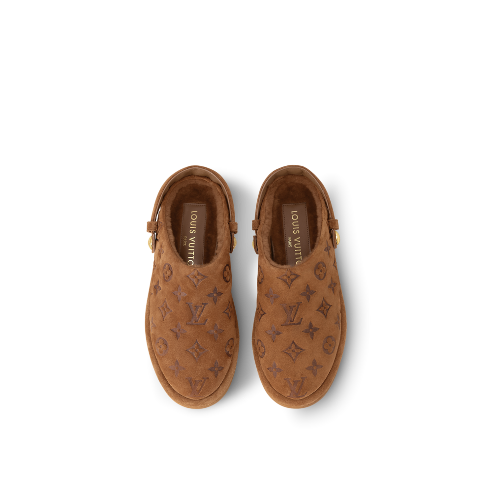 後方搭帶配以鐫刻金色按扣開合設計，可扣上或解開穿著