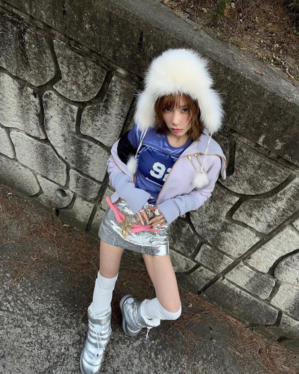 一雙亮眼的銀色短靴搭配白色堆腿襪