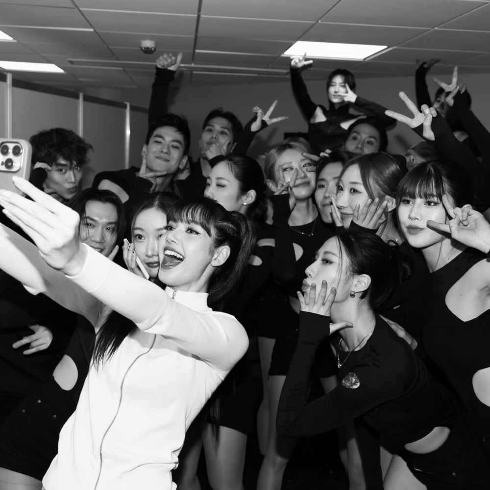 Lisa身穿白色的Paloma-Wool夾克與舞群合影