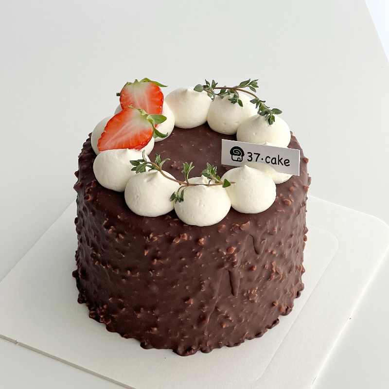 脆皮黑朱朱士多啤梨麻薯蛋糕。