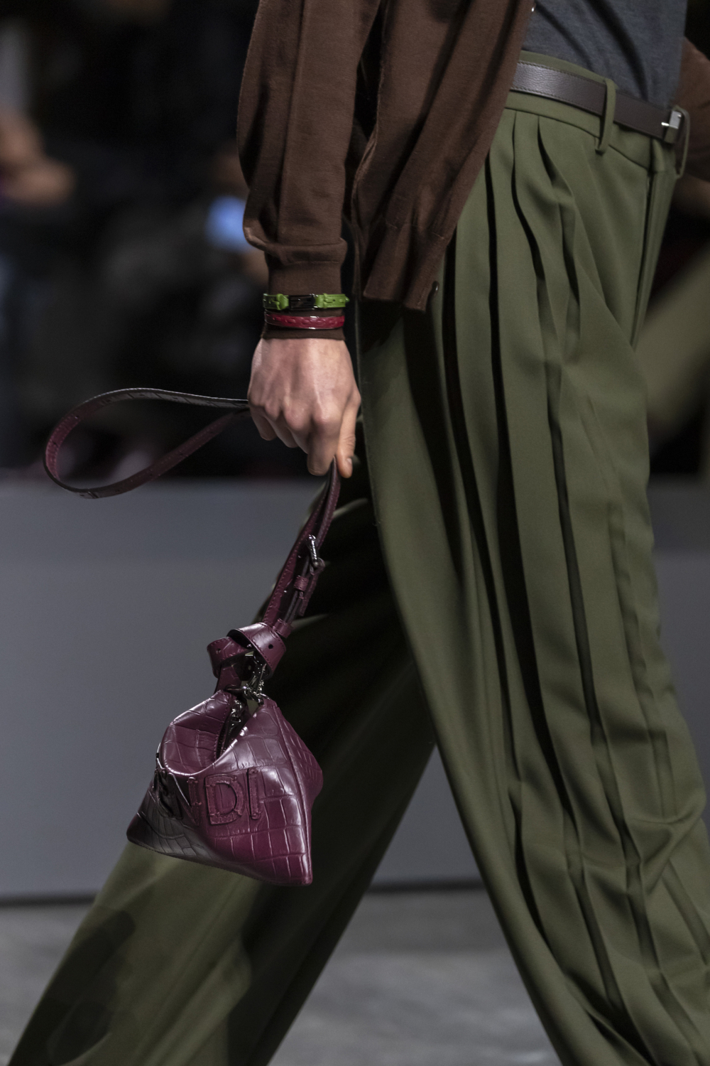 秋冬男裝配件推出多款蓬鬆廓形的手袋