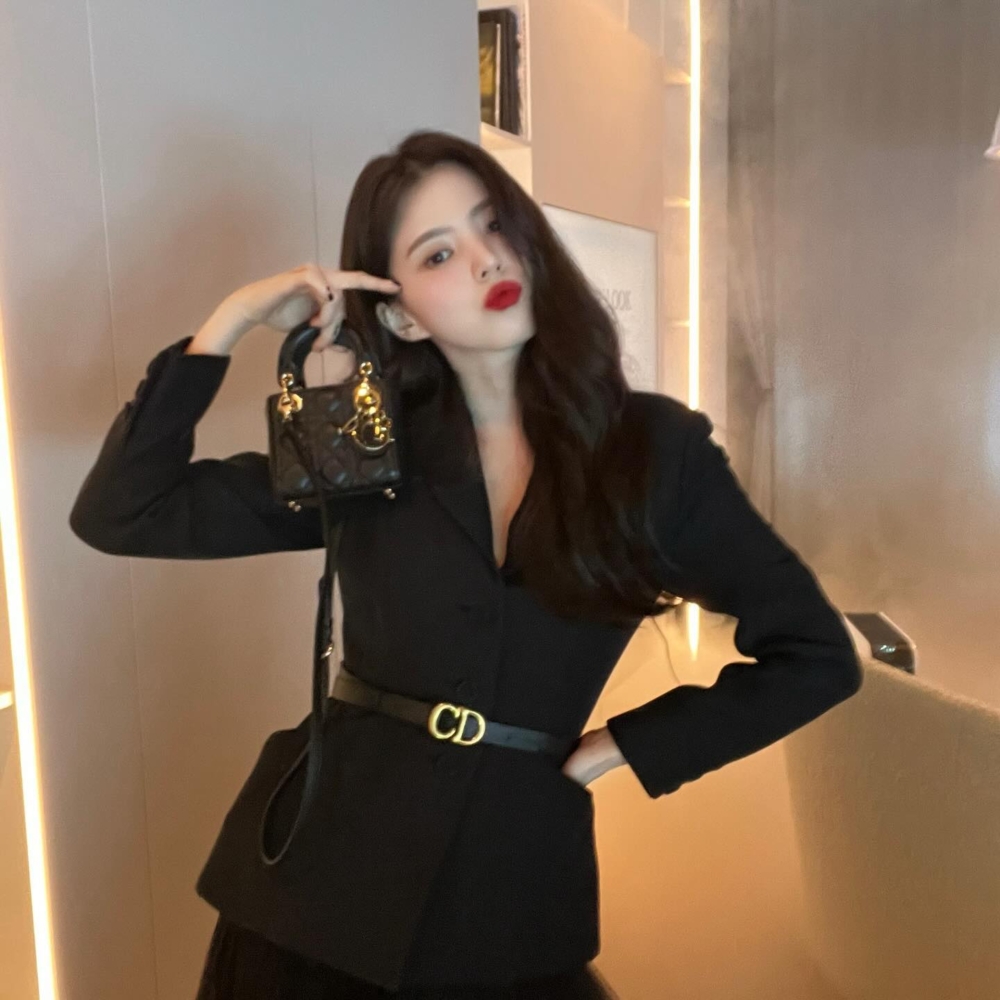 黑色的西裝外套套裝,一身神秘又帶帥氣的黑色