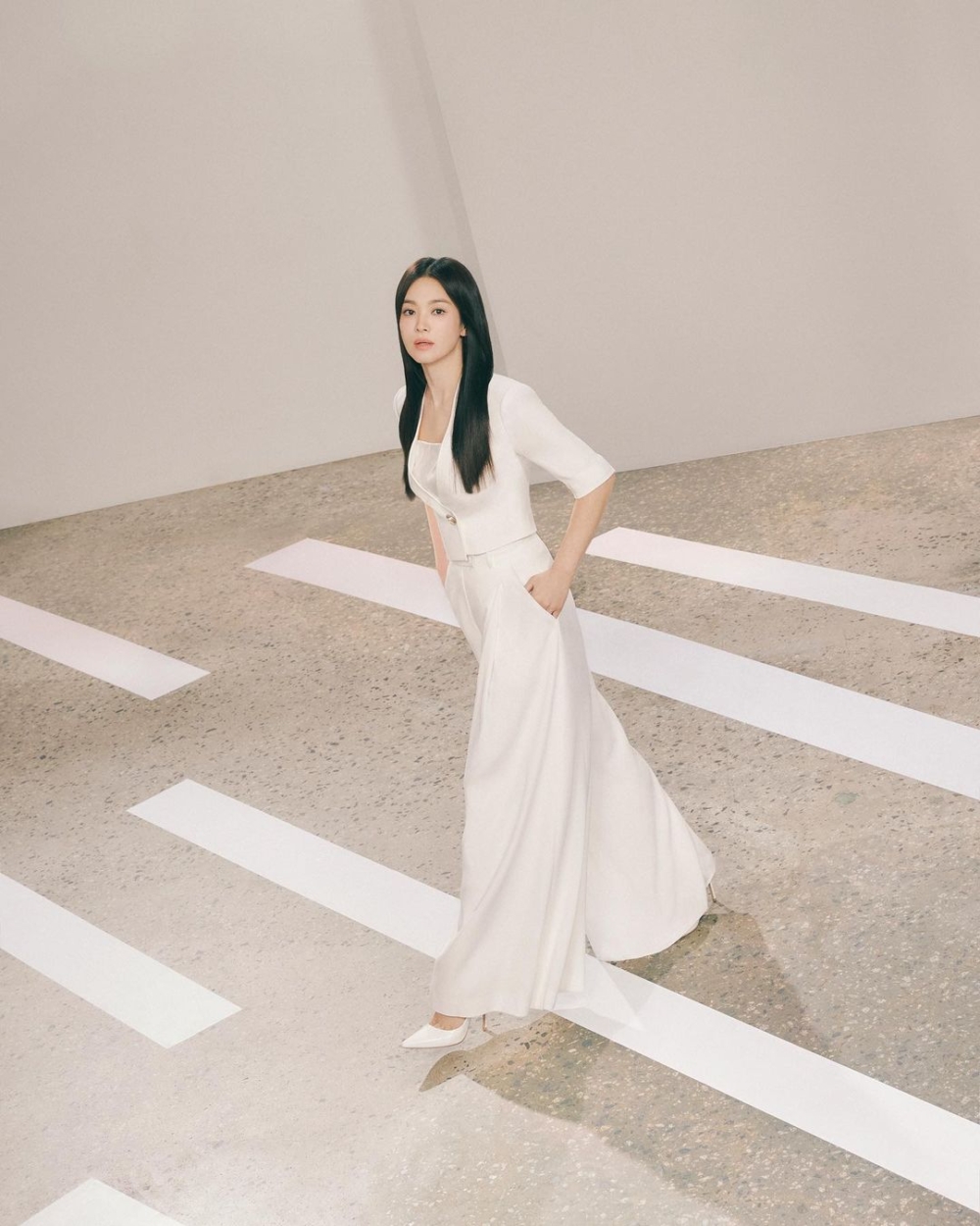 她穿上的全白造型。