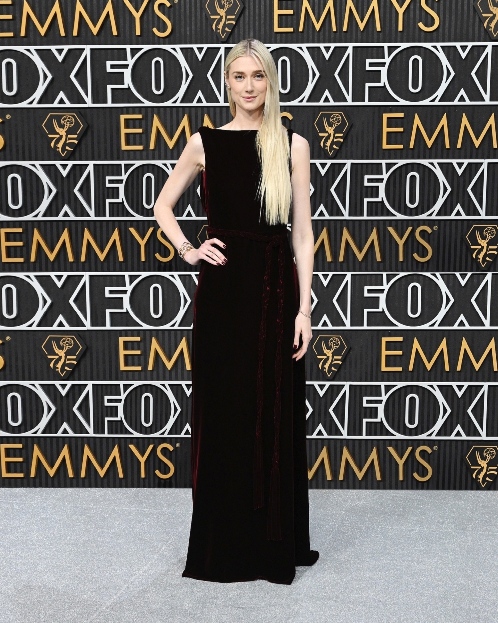 穿上Dior高及訂製長款勃根地天鵝絨洋裝