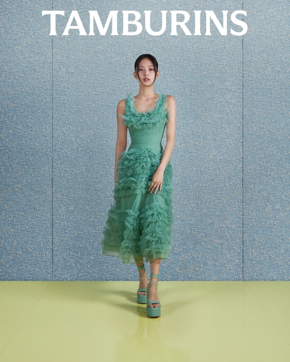 Jennie穿上一身湖水綠的洋裝出鏡。