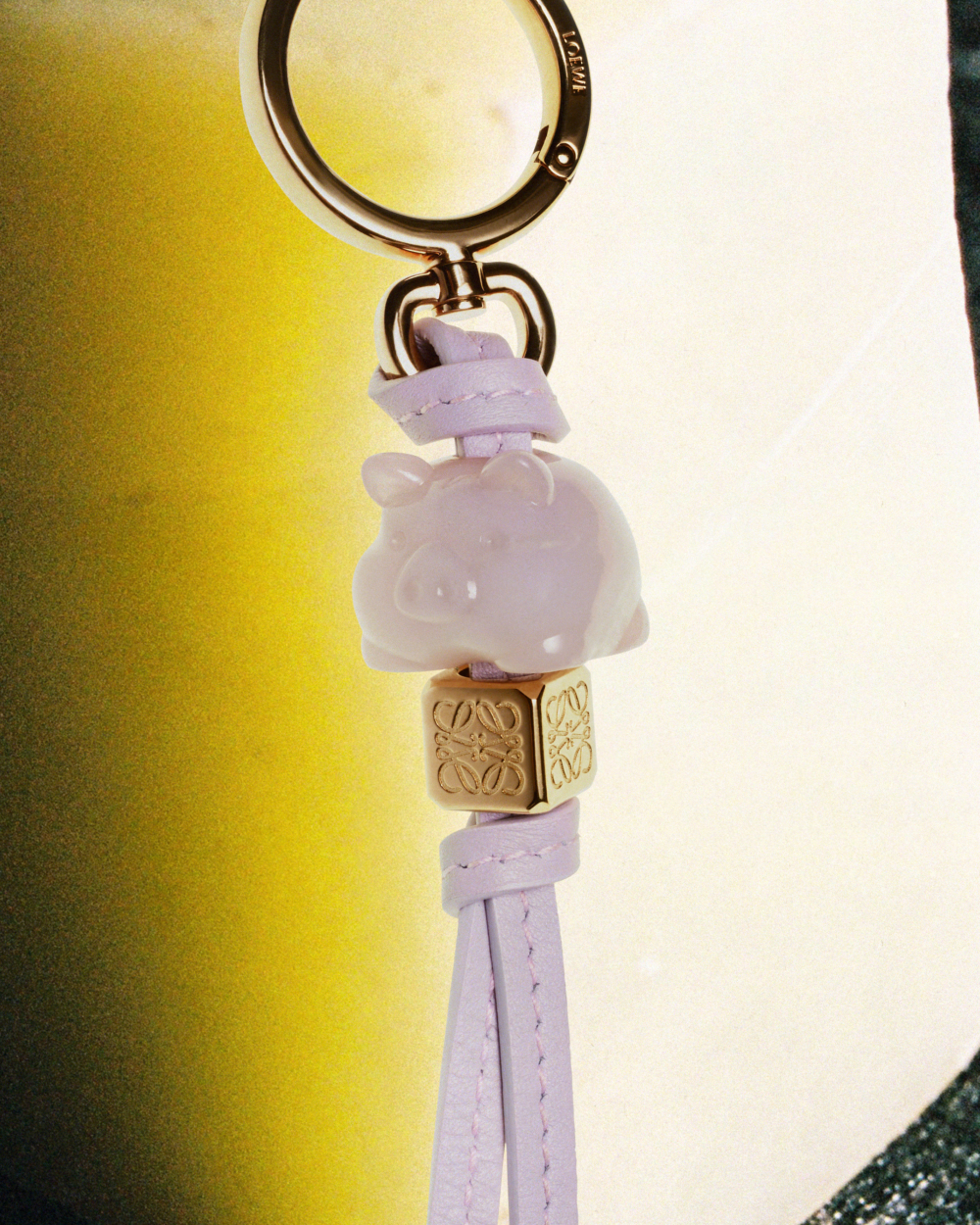 LOEWE淡紫色小豬造型綴飾