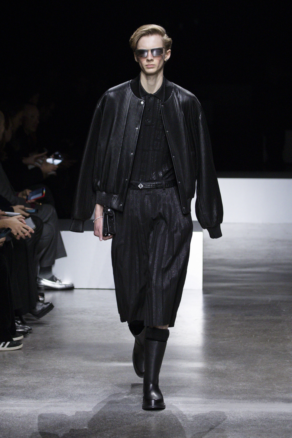 本季亮點之一的蘇格蘭短裙、燈芯絨裙褲展現田園精神