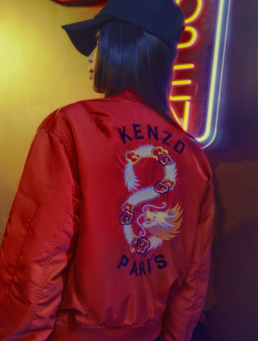 Kenzo將龍的圖案進行大膽、復古的風格演繹