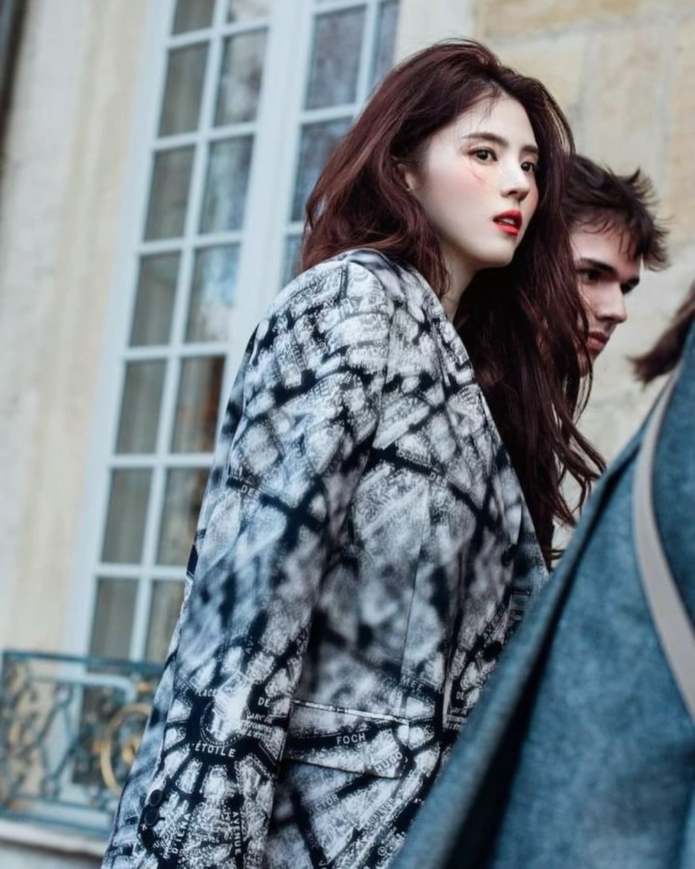 現身秀場時,韓韶禧一身黑白色Dior 2024 春夏系列印花外套