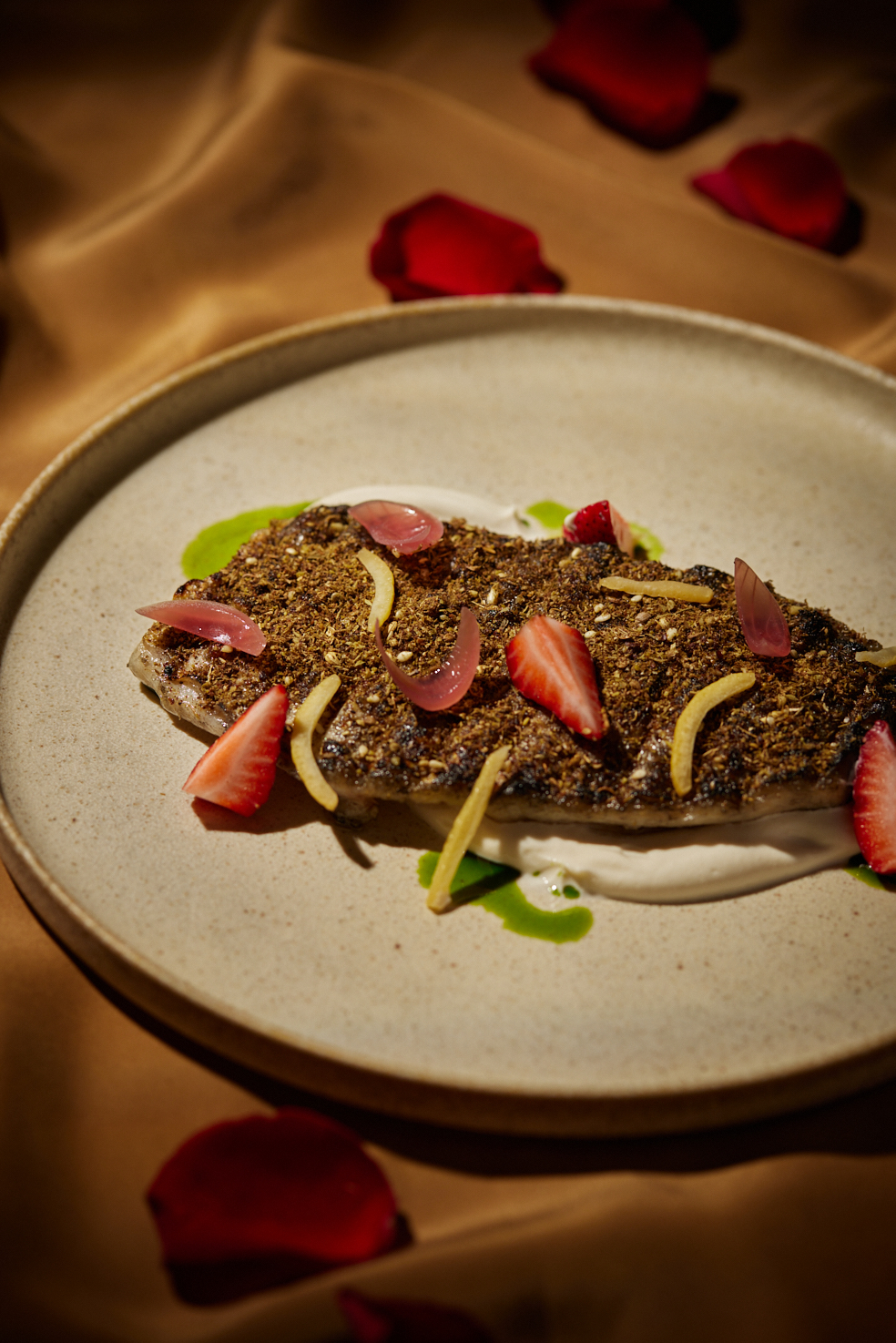 煙燻香料烤魚，自製優格醬，獨家醃漬檸檬。