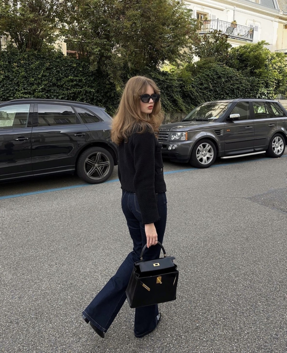 短版剪裁的上衣展現好比例。