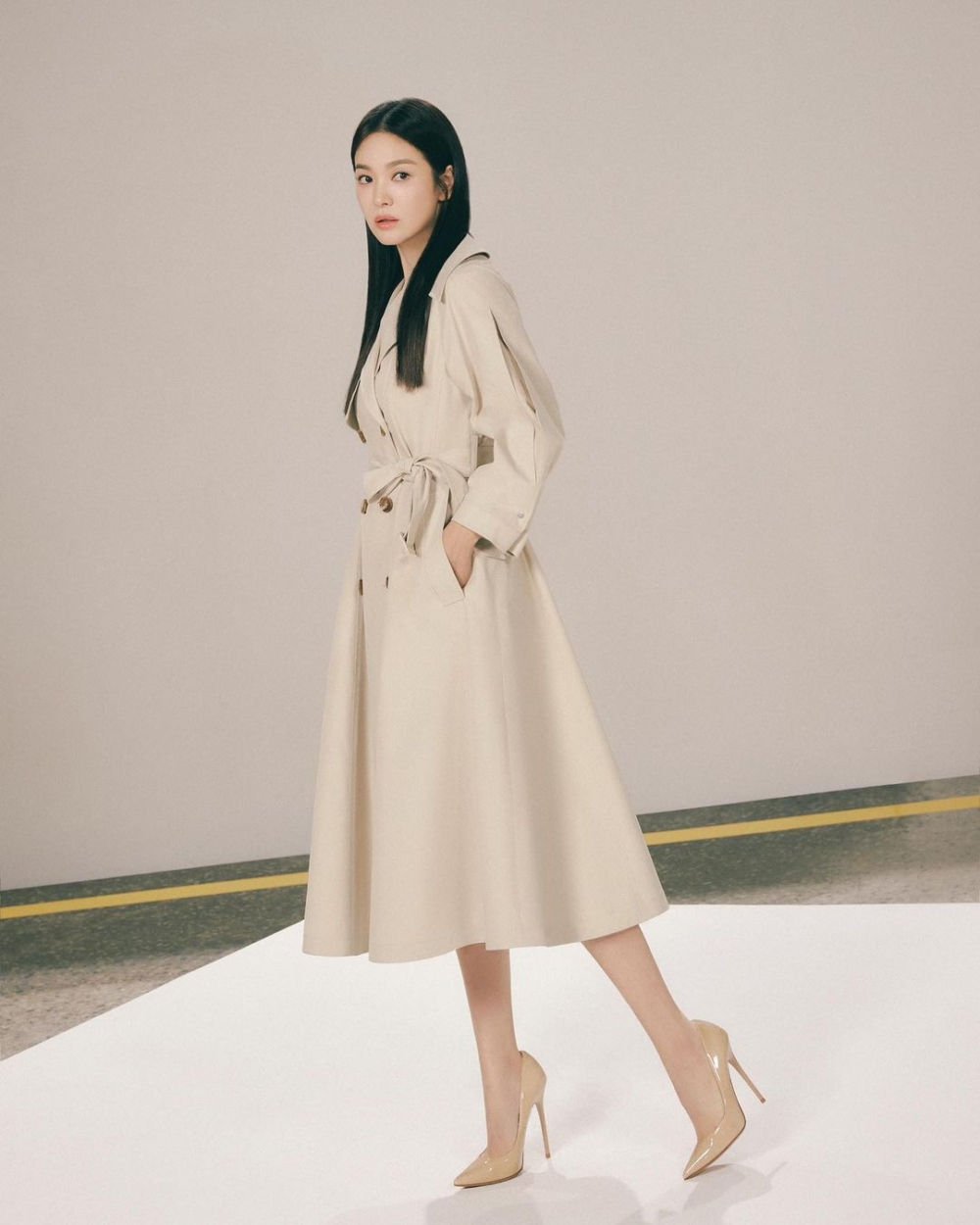 她詮釋卡其色的裙裝造型。