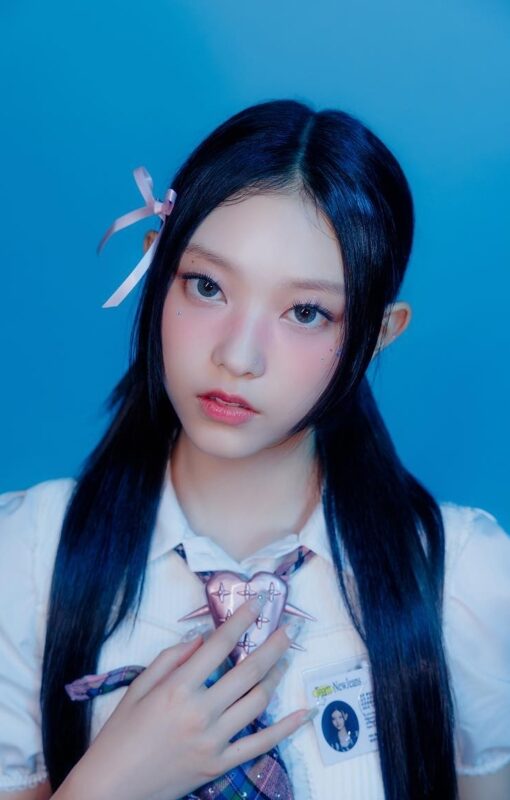第一組照片呼應NewJeans兩首表演曲目的美式高校生風格
