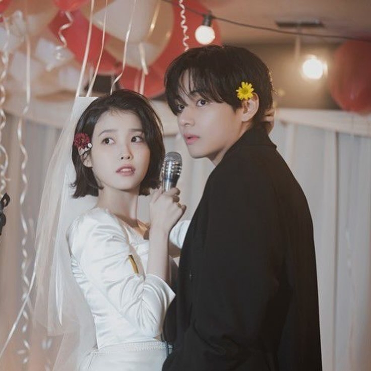 在MV中,IU和V飾演一對末日情侶