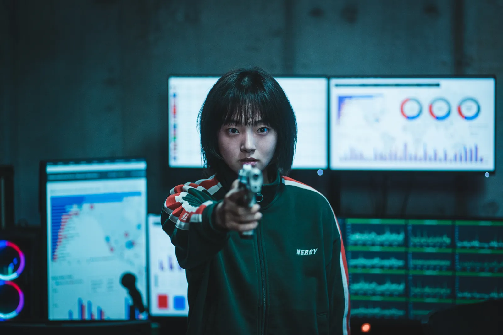 鄭智安憑藉著叔叔生前給他的回憶擊退所有的殺手