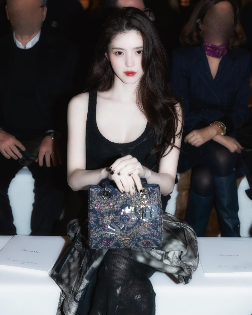 秀場上韓韶禧脫下外套,一身性感透視裝露出膚若凝脂的雪白肌膚