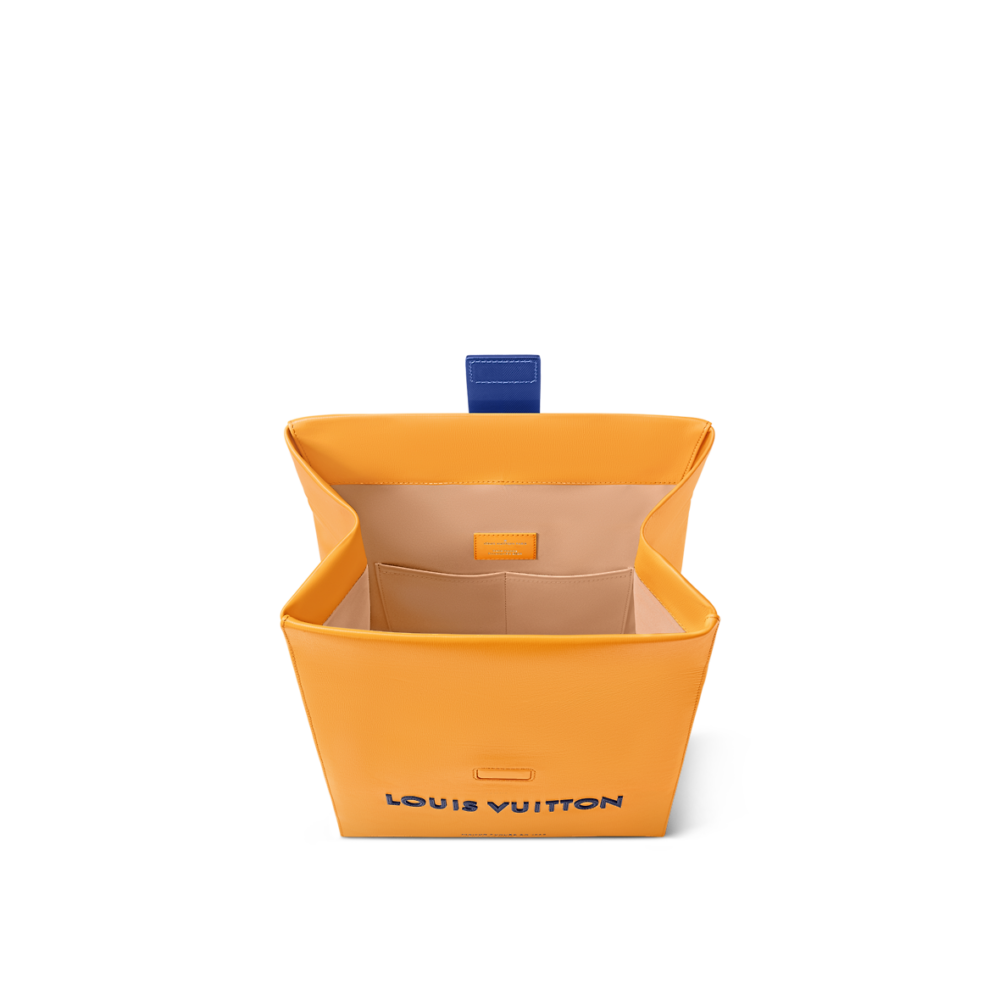 內置拉鍊手袋及兩個貼袋。