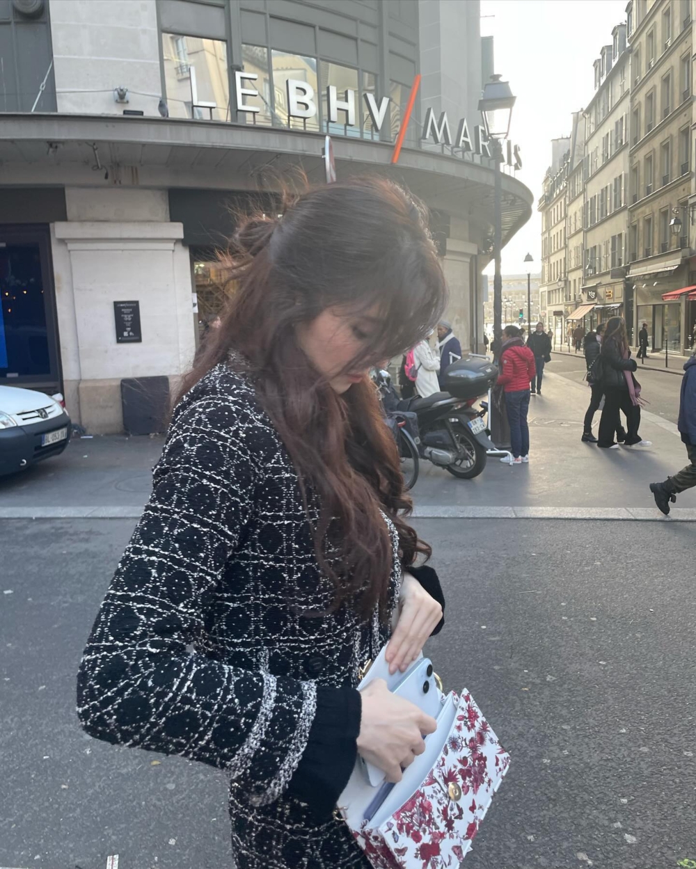 背上了Dior的節日限定系列Miss Dior新手袋