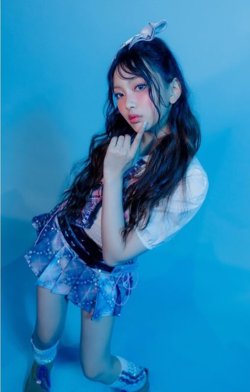 第一組照片呼應NewJeans兩首表演曲目的美式高校生風格