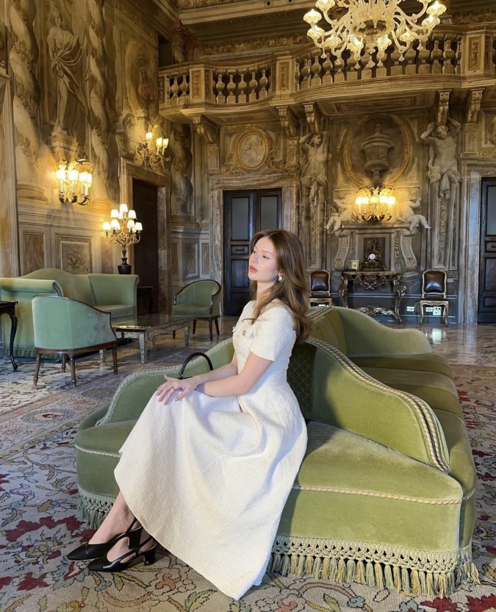 恰到好處的洋裝讓風格顯得體。