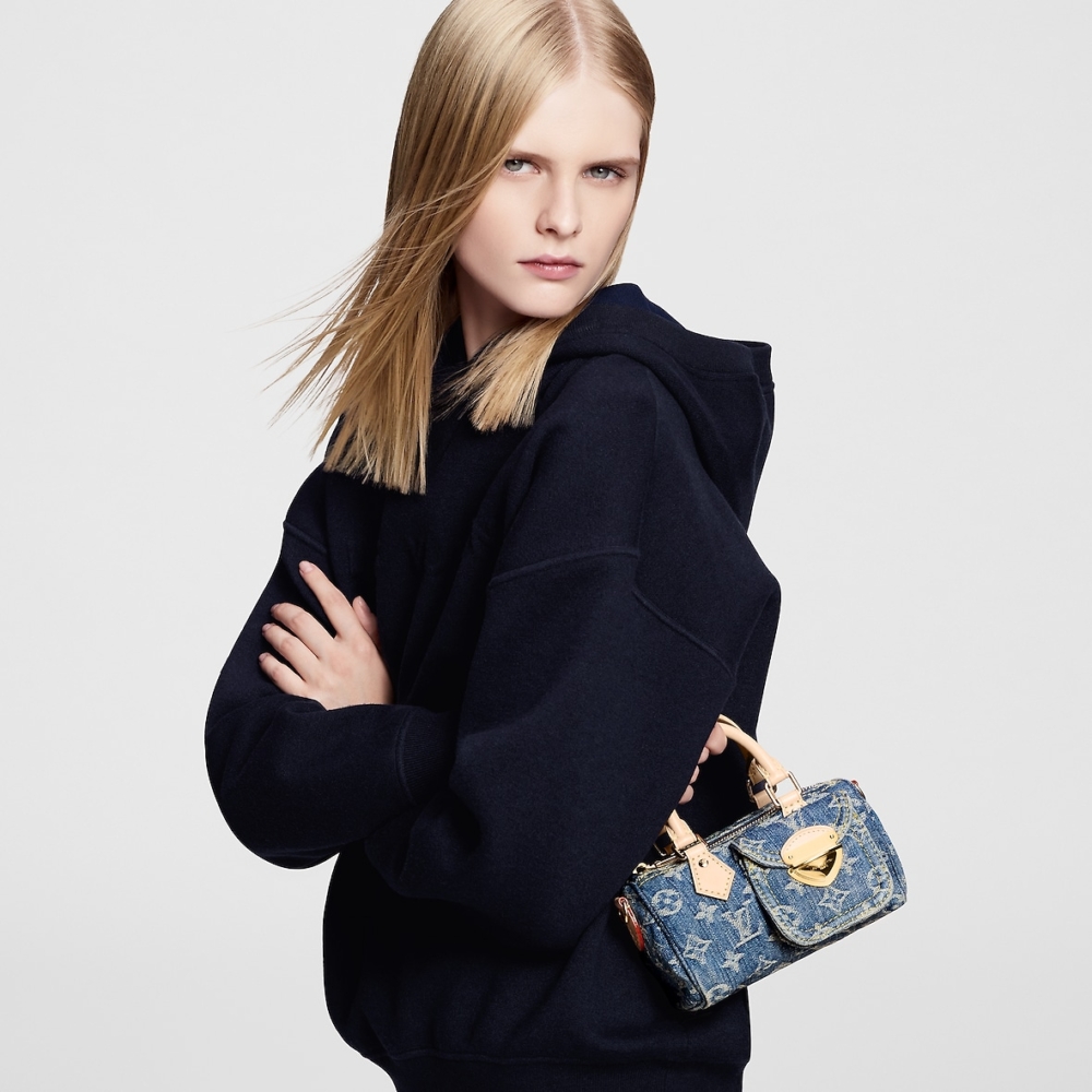 模特兒演繹Louis Vuitton Nano Speedy。