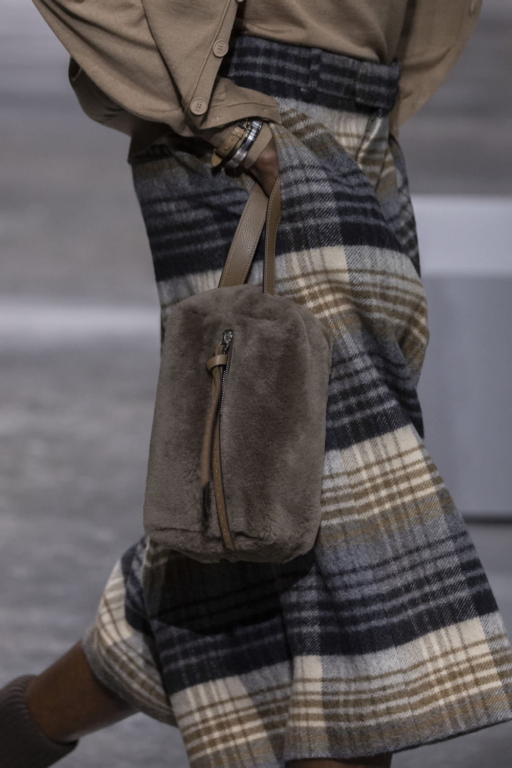 秋冬男裝配件推出多款蓬鬆廓形的手袋