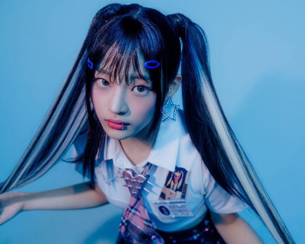 第一組照片呼應NewJeans兩首表演曲目的美式高校生風格