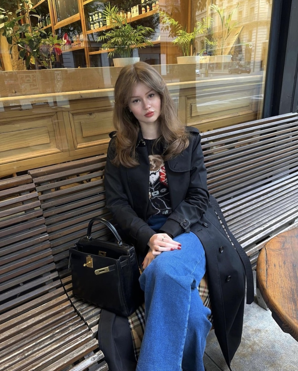 穿上一件大衣增添氣勢。