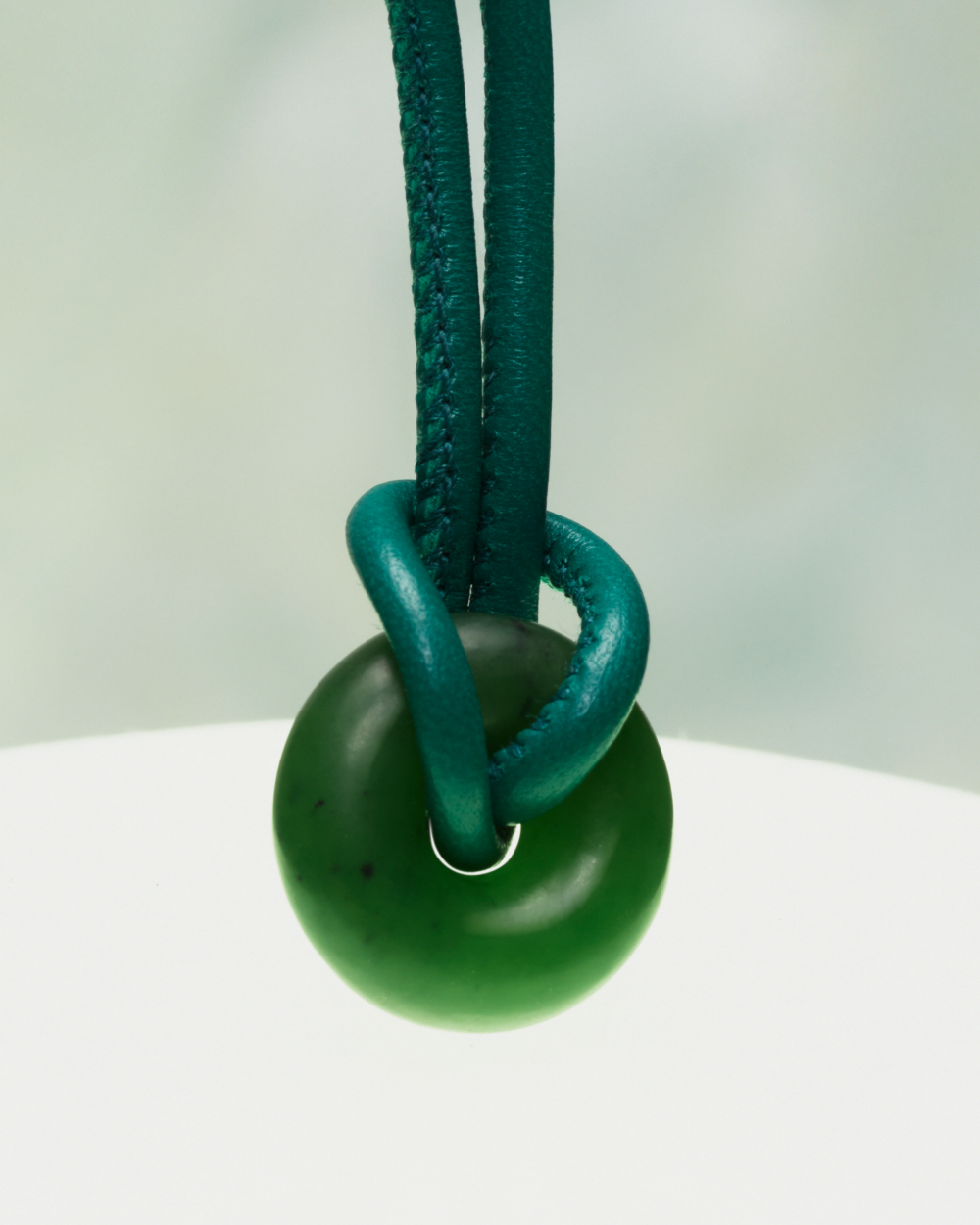 手袋內袋中均附有一塊與包款同色系的玉環