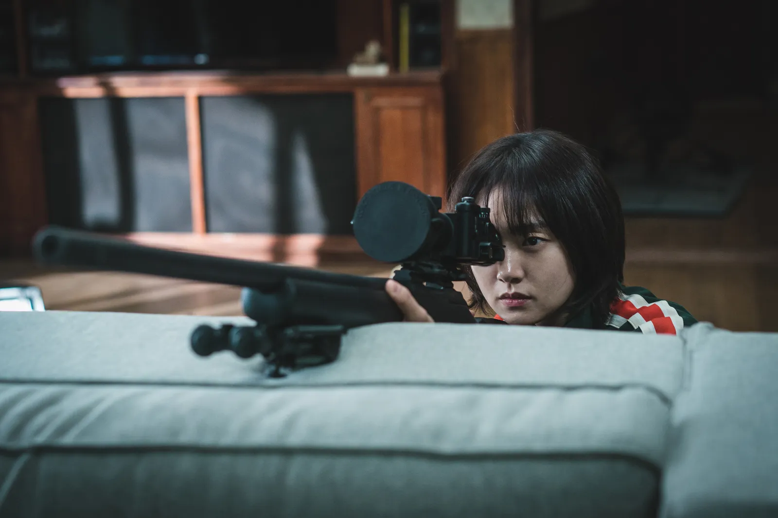 鄭智安憑藉著叔叔生前給他的回憶擊退所有的殺手