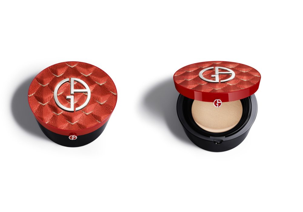 浮雕鎏金龍鱗為設計靈感，亮紅和金色為主調，寓意幸運及吉祥。