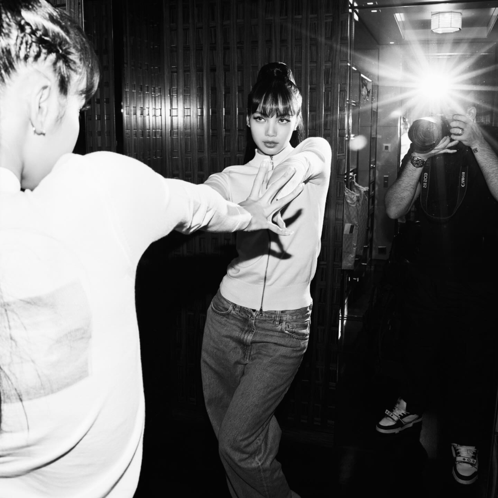 Lisa身穿白色的Paloma-Wool夾克與舞群合影