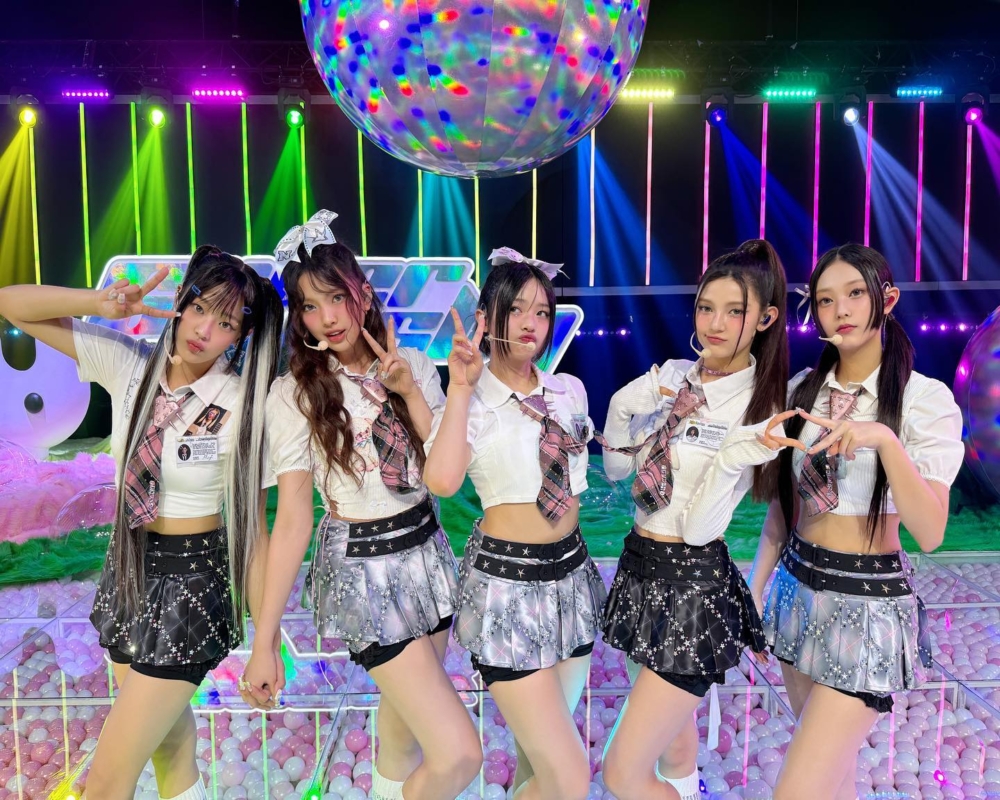 NewJeans以虛擬表演亮相於紐約時代廣場跨年