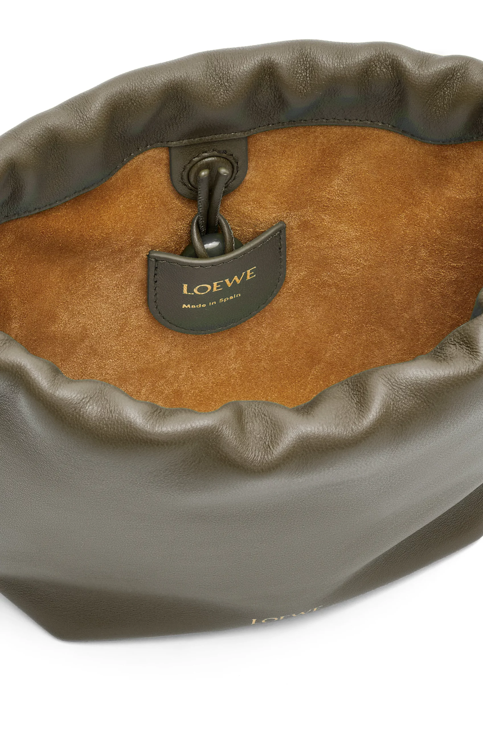 內袋中均附有一塊與包款同色系的玉環